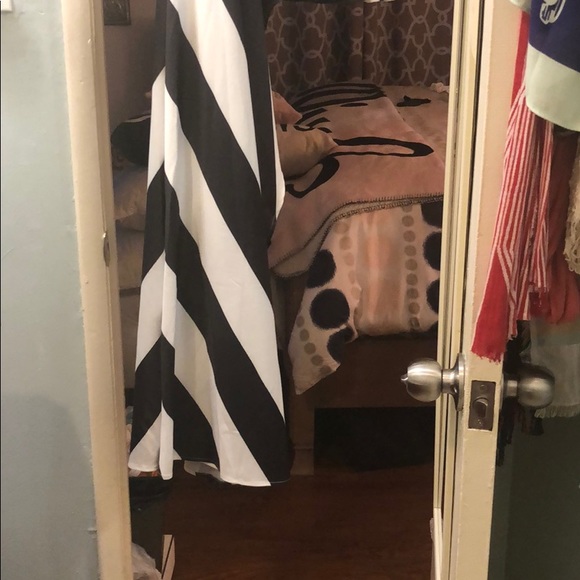 A symmetric black and white beauty - Picture 3 of 6